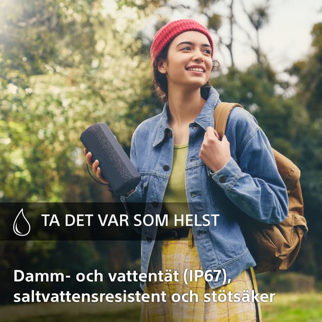 Kvinna som ler med mössa och ryggsäck utomhus i ett grönområde bär högtalare och text om IP