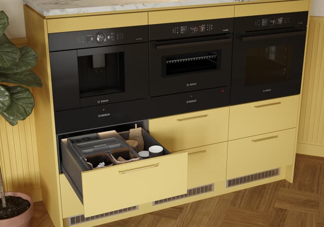 Uttrekkbar skuff under integrert kaffemaskin fra Bosch i et gult Epoq-kjøkken i fargen Trend Mellow