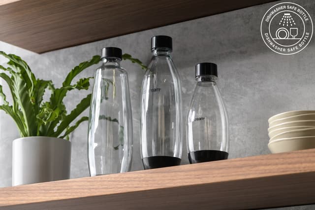 Sodastream-flasker på ei hylle