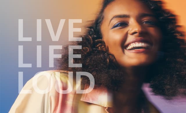 Kvinde på billede med Sony-slogan: Live Life Loud