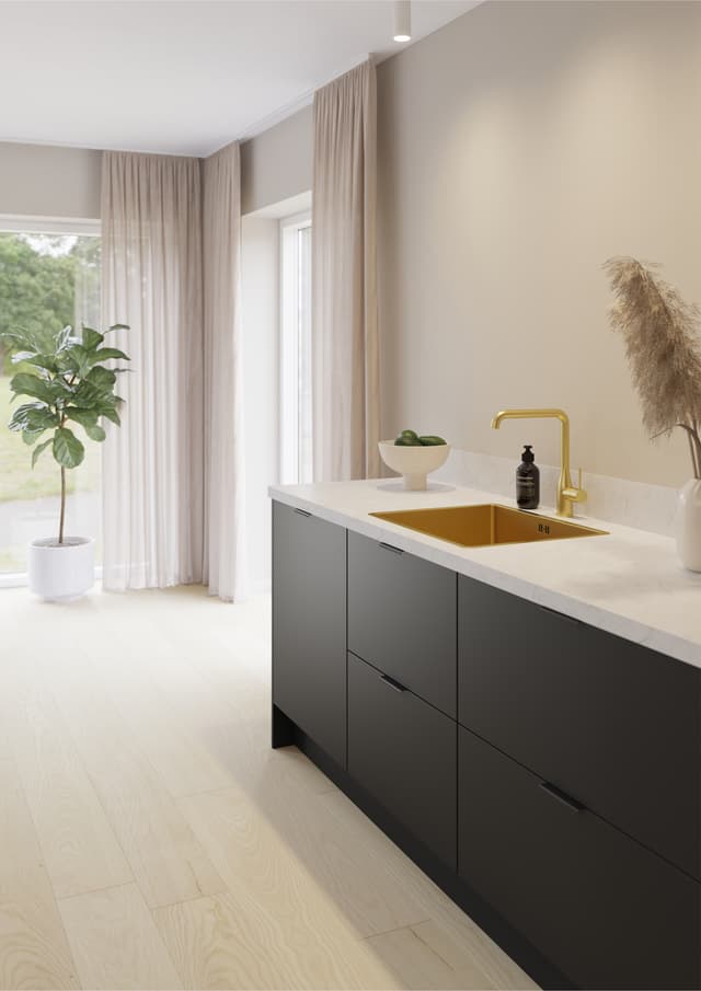 Epoq Pure Matt Black kjøkken - kjøkkenvask med marmorbenkeplate, messingkran og beige gardiner i bakgrunnen