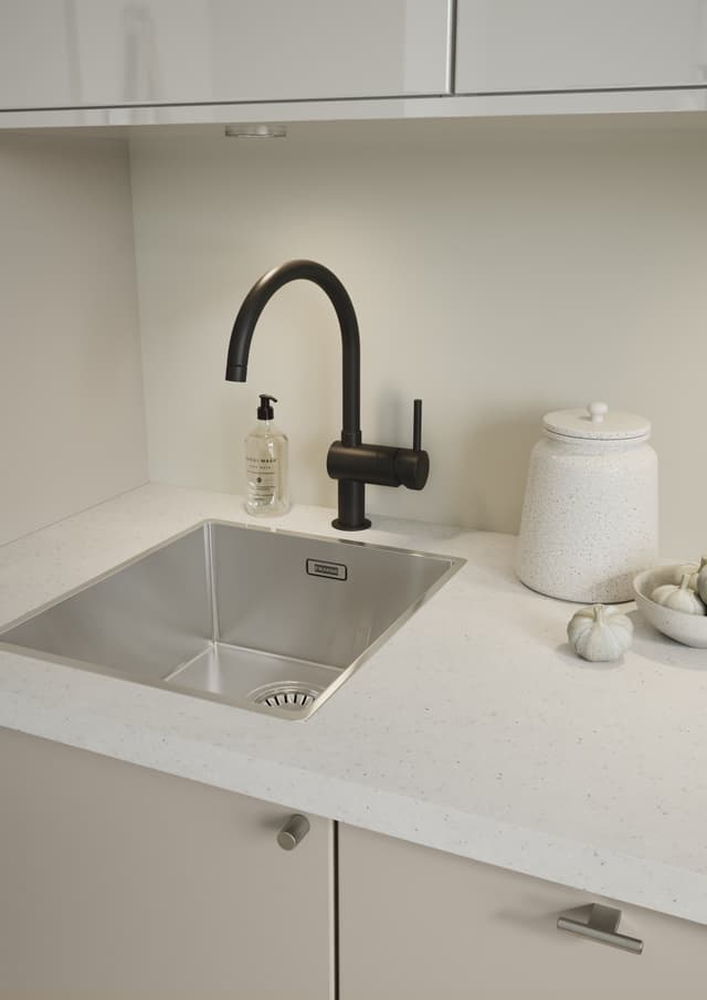 Epoq Treng Greige og Gloss White kjøkken med benkeplate i hvit laminat og sort blandebatteri