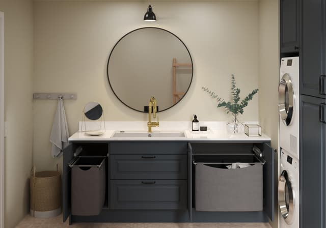 Sininen Heritage Bluegrey kodinhoitohuone - likapyykkikori - Miele-pesutorni - Calacatta Gold -kvartsityötaso