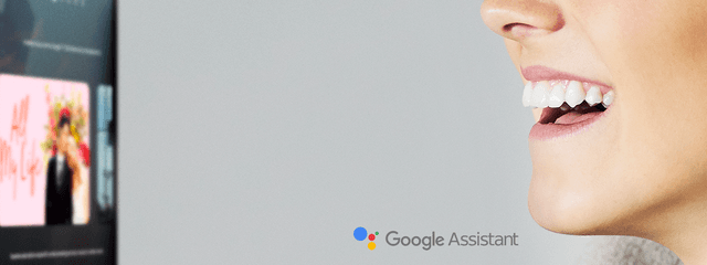 Google assistant og en kvinde der smiler