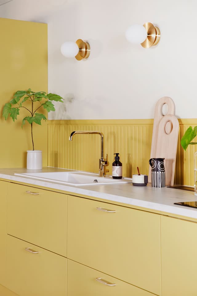 Trend Mellow -keltainen keittiö valkoisella käyttötasolla