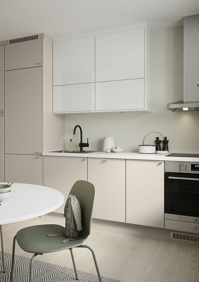 Epoq Trend Greige og Gloss White kjøkken med sort blandebatteri