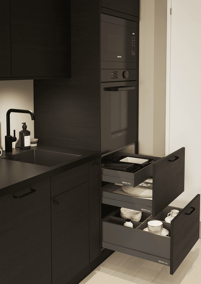 Et Epoq Edge Black Ash-kjøkken med åpne skuffer