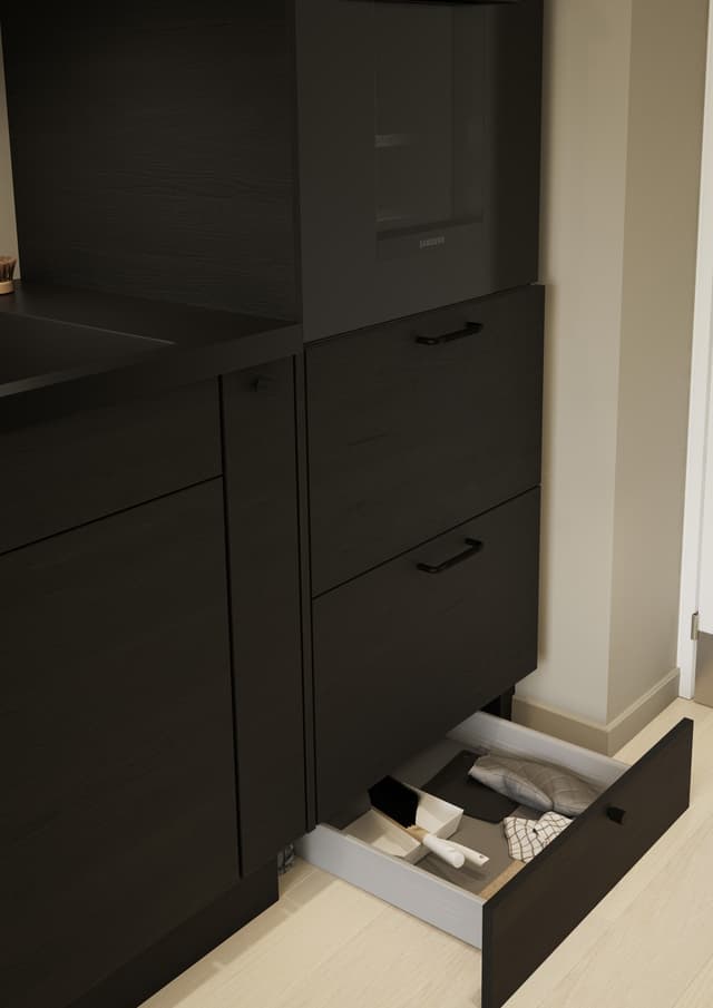 Epoq Edge Black Ash-kjøkken med åpen sokkelskuff