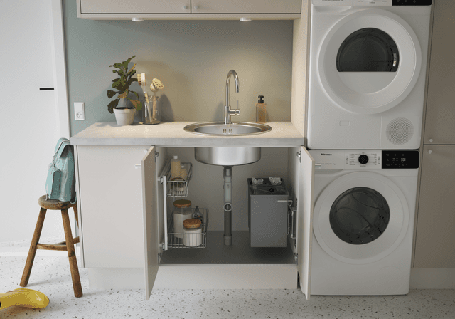 Epoq Core Mist Grey vaskerom med åpne skapdører