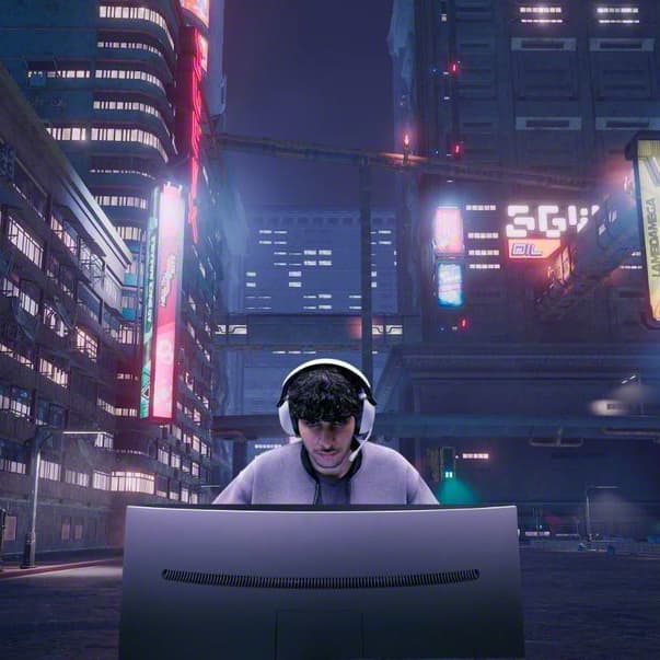 Person som har på seg Sony Inzone H9 trådløst støyreduserende gaming-headset og sitter foran en skjerm