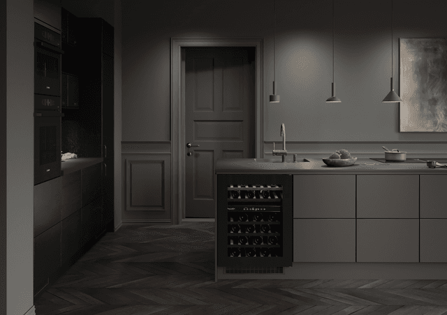 Epoq Trend Umber ja Edge Black Ash -keittiö viinikaapilla