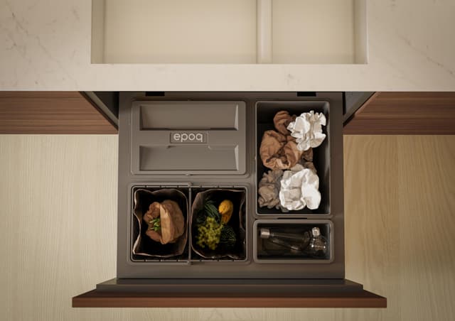 Lähikuva Epoq Edge Walnut & Trend Warm White -keittiön jätteiden lajittelujärjestelmästä