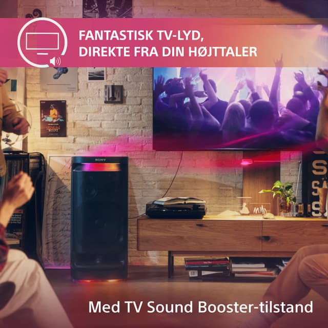 Sony SRS-XV900 trådløs og transportabel højtaler i en stue ved siden af TV omgivet af mennesker