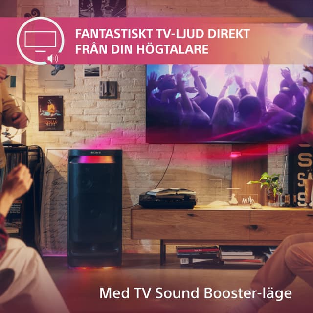Personer i ett vardagsrum som tittar på en konsert på TV och en SRS-XV900 bredvid den