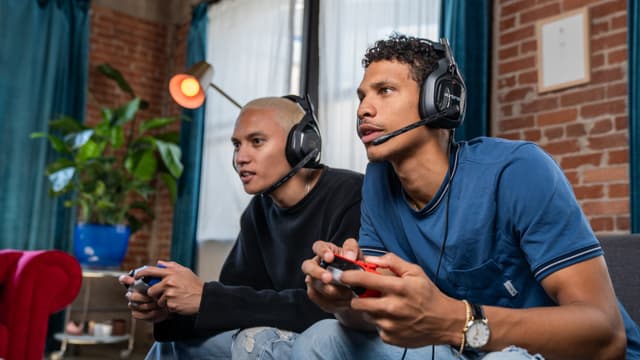 To fyre, der leger med Astro gaming headset