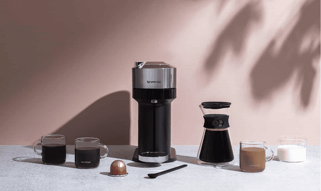 Nespresso kaffemaskin, kaffekopper og kaffekaraffel
