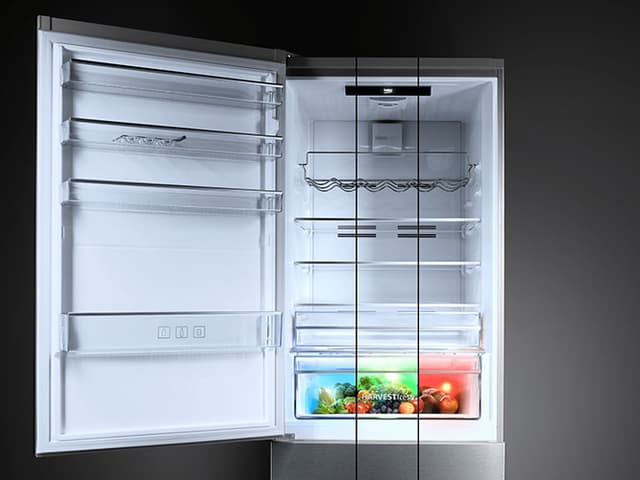 Billede af tomt Beko-køleskab med fyldt grøntsagsskuffe og HarvestFresh-funktion