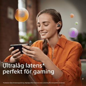 Kvinna i orange kavaj tittar på en smartphone