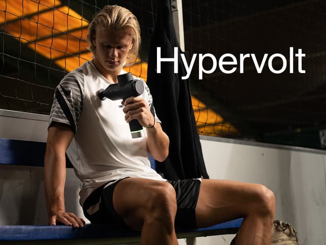 Erling Braut Haaland ved hjælp af en Hypervolt massagepistol