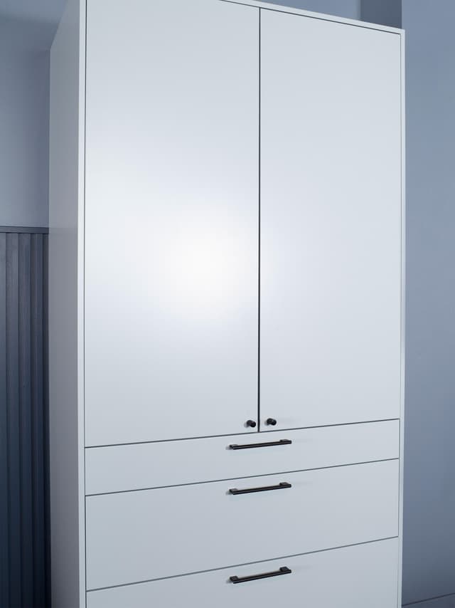 Lukket Epoq Trend Trend Hazy Blue høyskap med doble dører og skuffer under på kjøkken