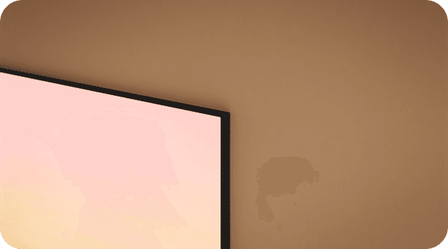 Närbild av Samsung Neo QLED 8K TV på en beige vägg