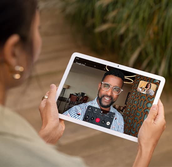 Kvinne har en videosamtale med en mann på Google Pixel-nettbrettet