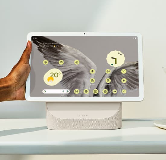 Google Pixel-nettbrett i den ladedokken med høyttaler