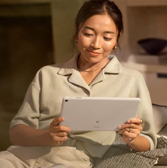 PixelTablet i hendene på en kvinne som bruker det