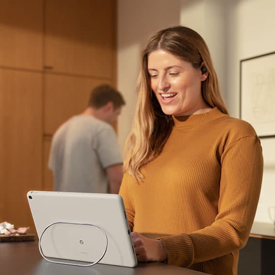 Kvinde sidder med en Google Pixel Tablet