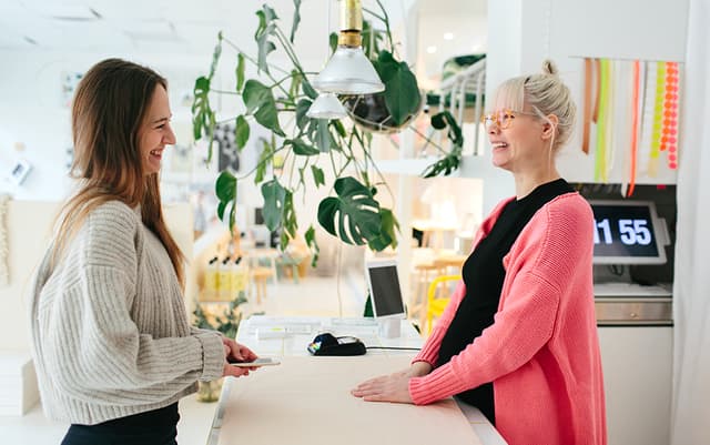 B2B - Kaksi naista myymälässä