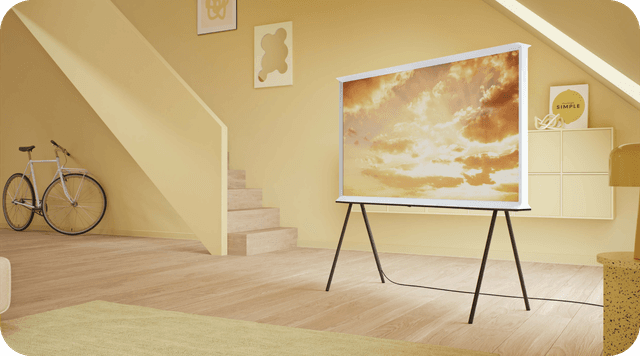 Samsung Lifestyle TV The Serif på stativ i en gul stue