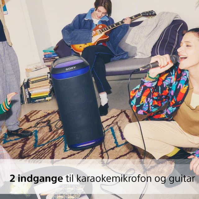 Sony SRS-XV800 højttaler og person synger og den anden person spiller guitar