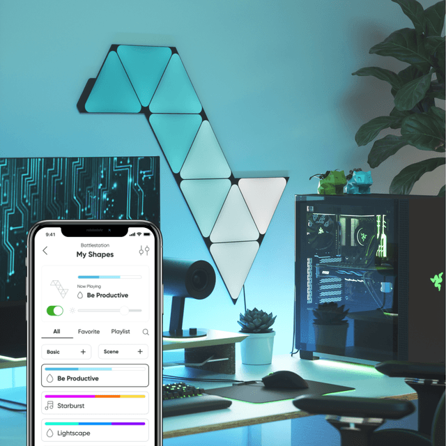 Nanoleaf Black Triangles på en vegg og en mobiltelefon med Nanoleaf-app
