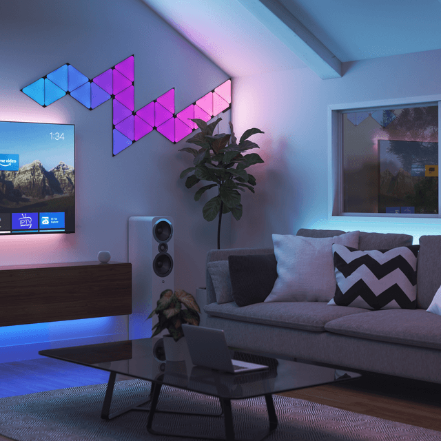 Blå, rosa og lilla Nanoleaf-lys som er koblet til musikk i en stue