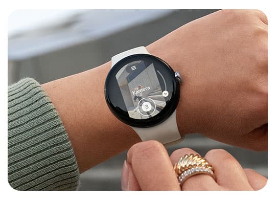 En kvinde der tager et billede med et Pixel Watch 2