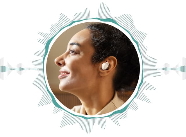 Nainen käyttää Samsung Galaxy Buds FE -kuulokkeita vastamelutoiminnolla
