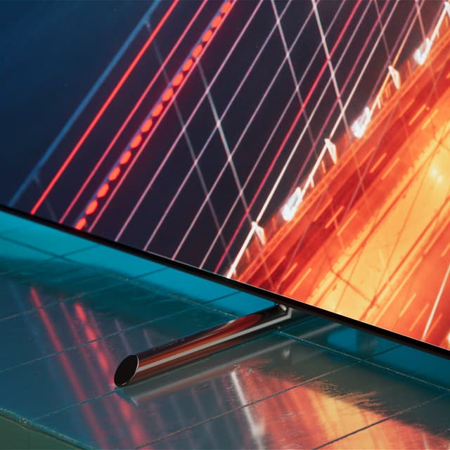 Lähikuva Philips OLED708 -television ohuesta kehyksestä ja jalustasta