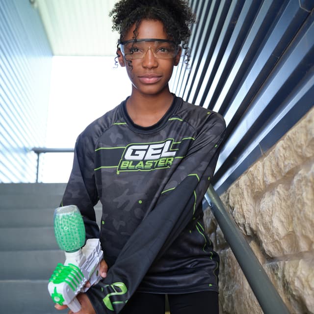 Gel Blaster Surge - Poika pitelee Gel Blaster Surgea käsissään