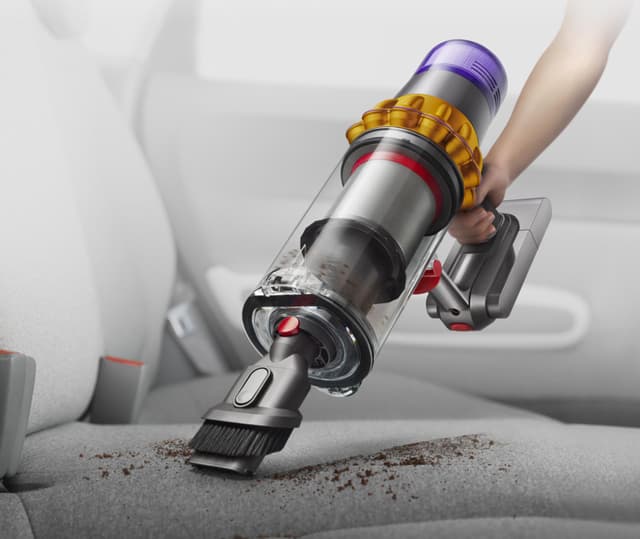 Dyson støvsuger som er gjort om til en hånholdt støvsuger som rengjør bilsete
