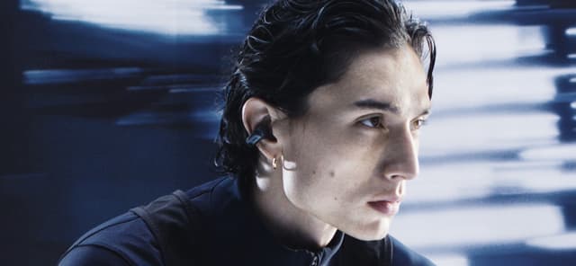 CE - Bose Ultra Open Earbuds - En mand, der har Bose Earbuds i ørerne