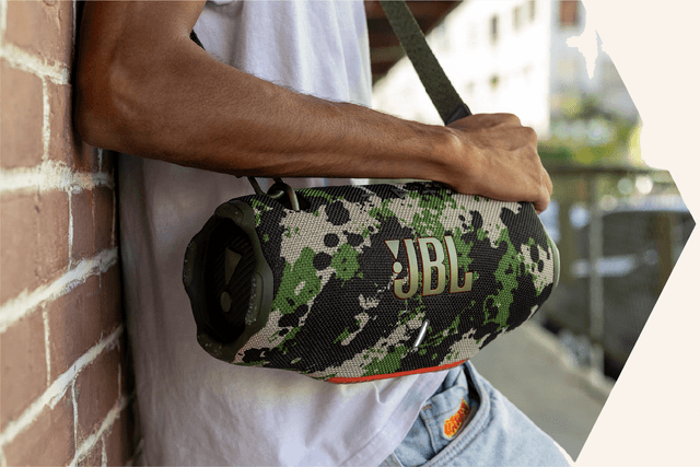 JBL Xtreme 4 -kaiutin ja kätevä olkahihna