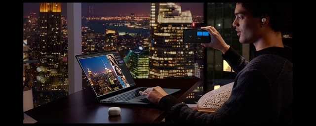 En person som använder Galaxy S24 Ultra som en ansluten kamera på Galaxy Book4 Ultra