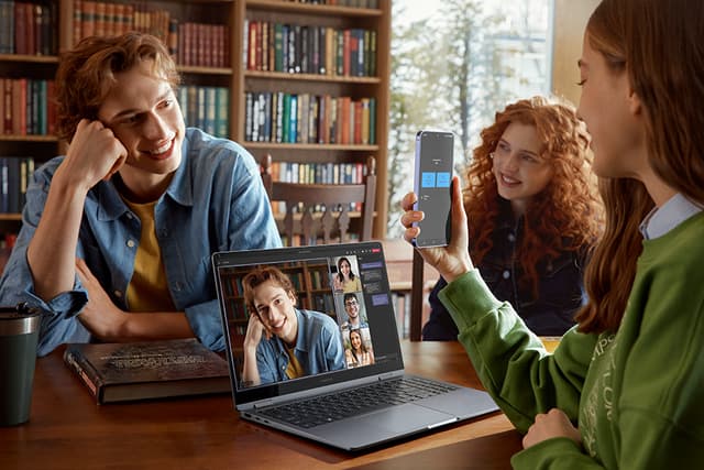 Nainen käyttää Galaxy S24 Plus -älypuhelinta Galaxy Book4 360 -tietokoneeseen yhdistettynä kamerana