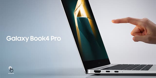 Galaxy Book4 Pro i sølv og en person sin finger skal ta på berøringsskjermen