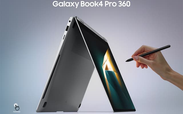 Galaxy Book4 Pro 360 brettet som et telt og en person holder en S Pen