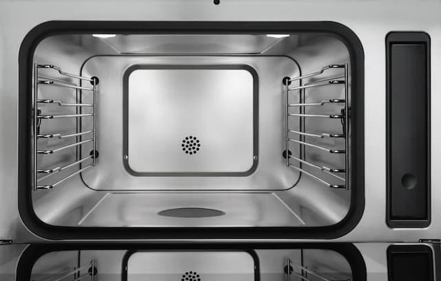 Miele-höyryuunin erikoispinnoitettu teräksinen uunitila