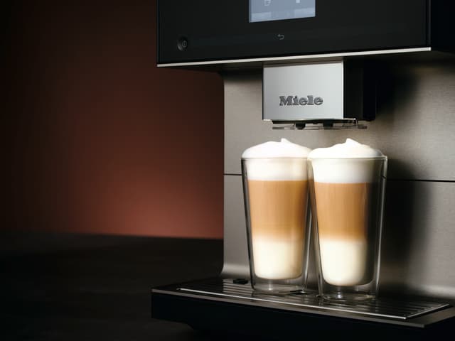 Miele kaffemaskine laver to kaffespecialiteter på samme tid med et enkelt tryk på en knap