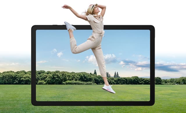 Nainen hyppää ilmaan ja taustalla näkyy Galaxy Tab A9 -tabletti