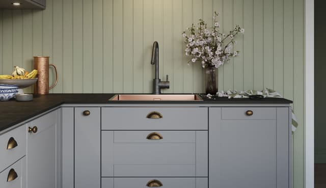 Epoq - Classic kitchen - Shaker kitchen with green walls and flower bouquet on the counter