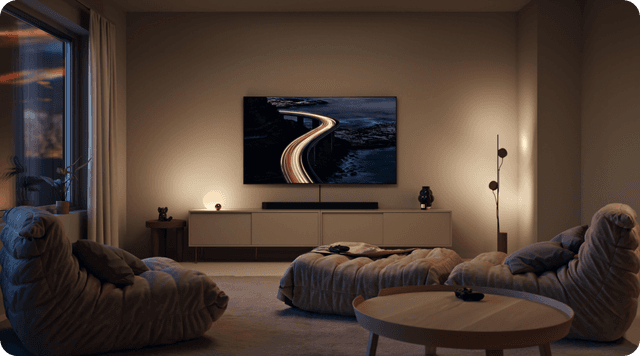 Samsung Neo QLED -televisio hämärästi valaistussa olohuoneessa